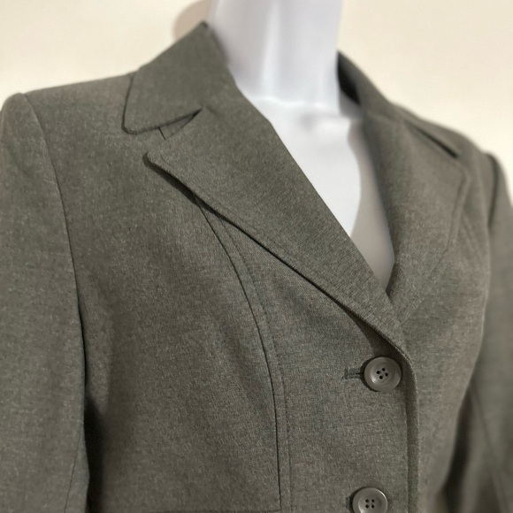 𝅺THE Limited Women’s Gray Blazer! 
Size Small! - Picture 2 of 5